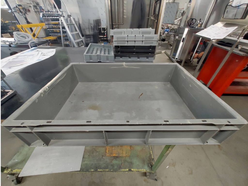 Industrielle Reinigung von Kunststoffkisten mit Waschanlage